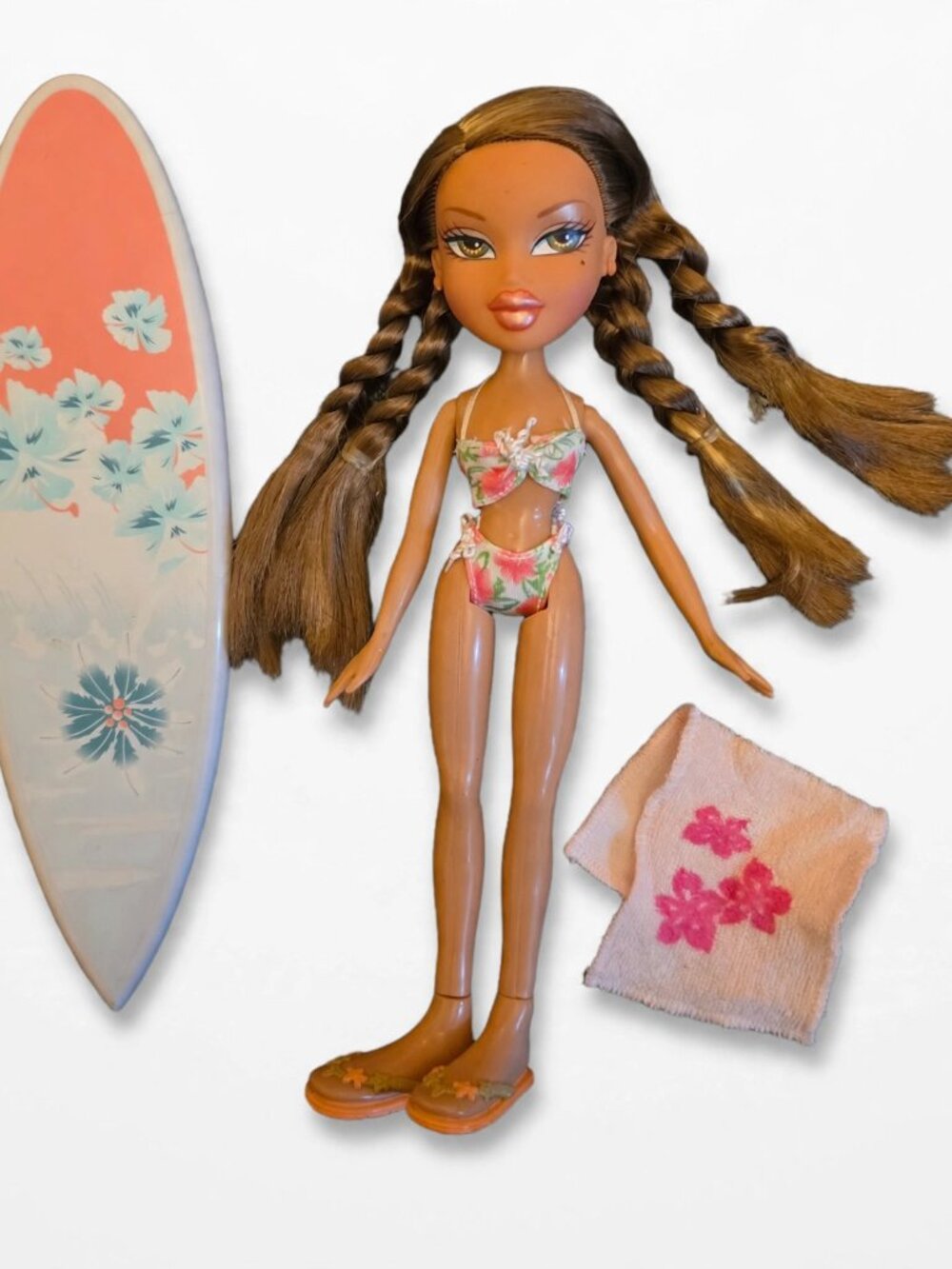 Bratz Sun-Kissed Summer Yasmin Doll 2004 Bikini Surfboard Beach Towel